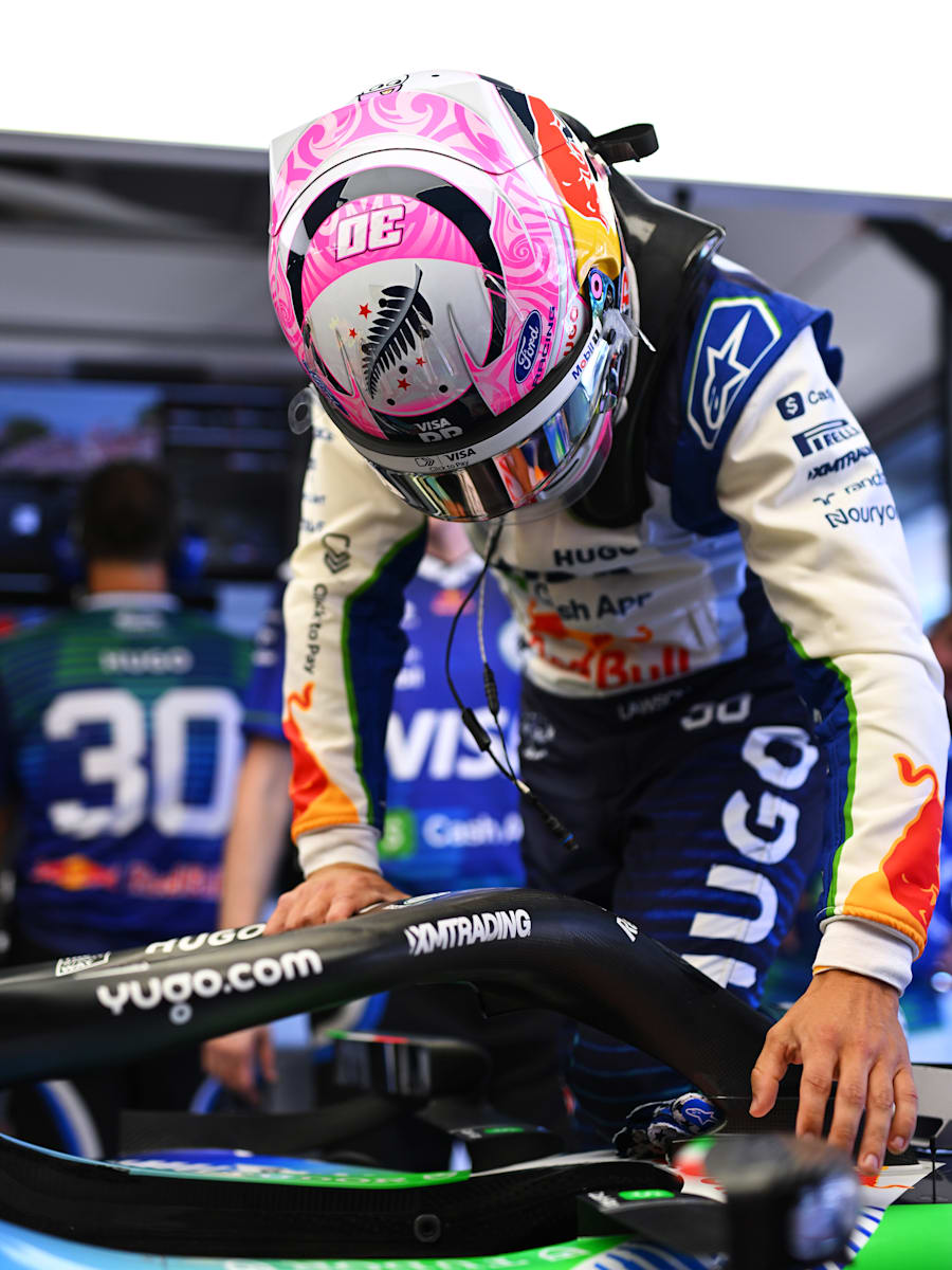 1:2 Liam Lawson Saison 2026 Minihelm (M-RAB26100): Visa Cash App RB Formula One Team