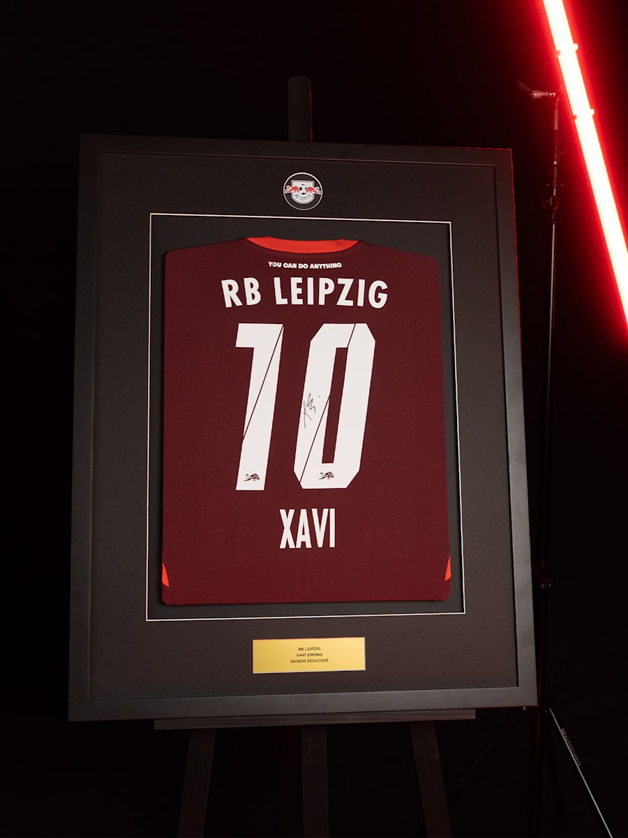 RBL Signiertes Xavi Auswärtstrikot (M-RBL24310): RB Leipzig