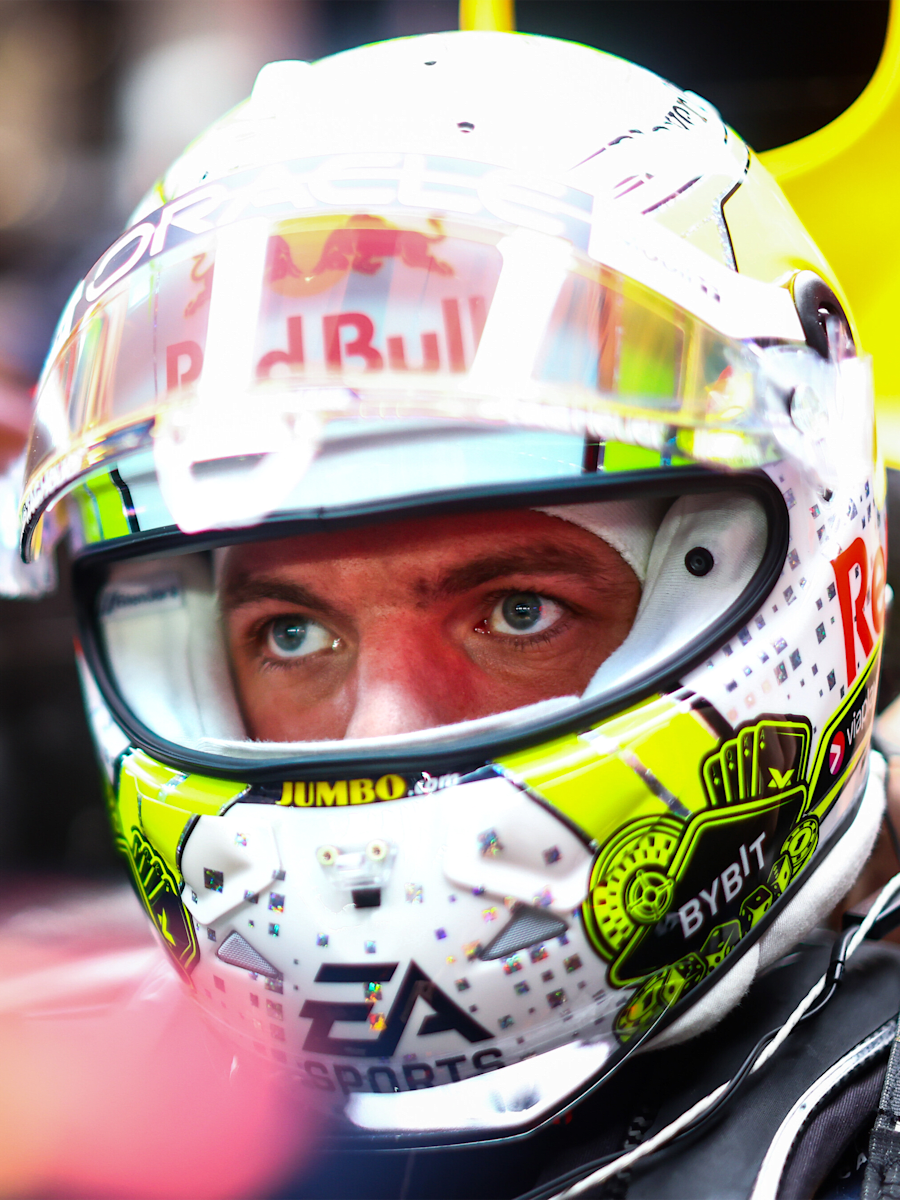 1:2 Max Verstappen Las Vegas GP 2023 Mini Helm (RBR23256): Oracle Red Bull Racing