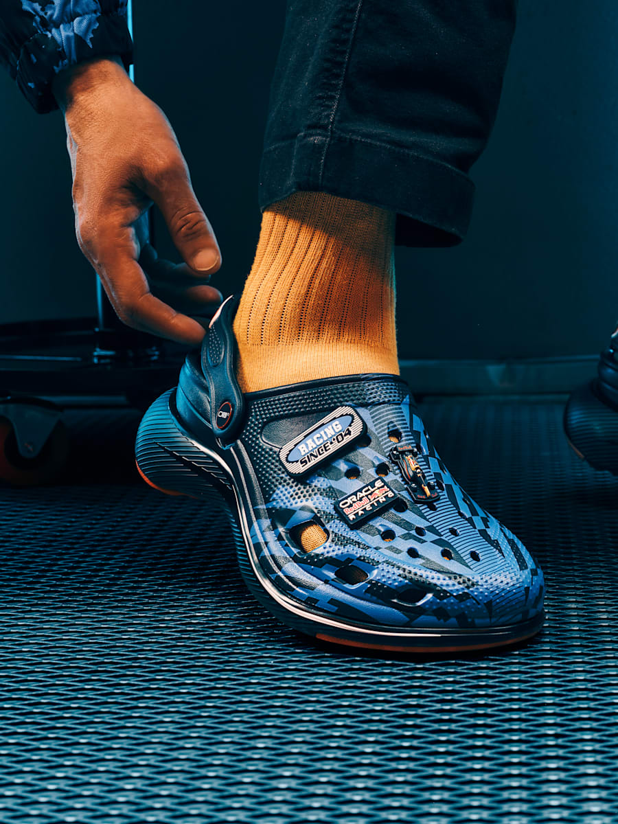 Oracle Red Bull Racing x Crocs Classic Runner (M-RBR26247): Oracle Red Bull Racing