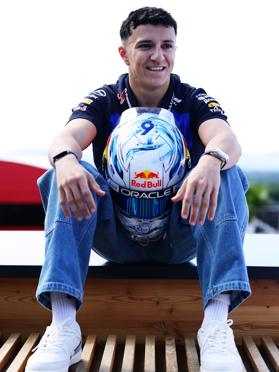 1:4 Isack Hadjar Dutch GP 2026 Minihelm (M-RBR26307): Oracle Red Bull Racing